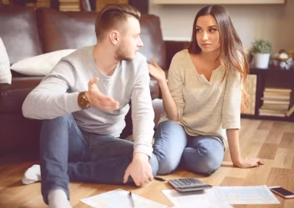 Khi vợ chồng đã ở bên nhau trong một khoảng thời gian dài, họ thường quên mất tình yêu, sự dịu dàng và tình cảm là gì. (Ảnh: ITN).