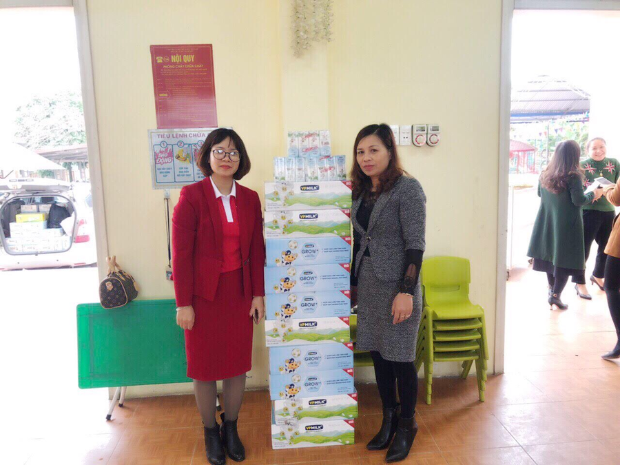 Sau khi kết thúc buổi lễ tại Trường Mầm non Hợp Châu, VPMilk tiếp tục đến trao tặng tại Trường Mầm non Hợp Hòa và một số trường khác