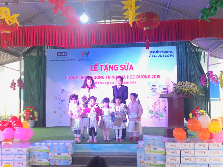 Bà Nguyễn Thu Ngọc trao tặng học bổng và sữa cho học sinh.