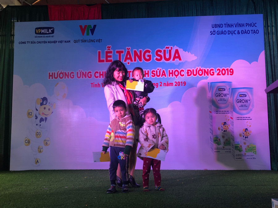 3 cháu nhỏ có hoàn cảnh đặc biệt khó khăn của Trường Mầm non Hợp Châu nhận quà của VPMilk.