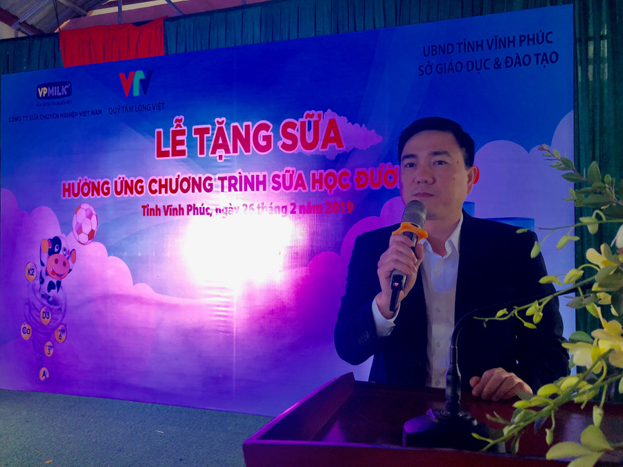Ông Vũ Việt Văn - Phó Chủ tịch UBND tỉnh Vĩnh Phúc phát biểu tại buổi lễ trao tặng sữa.