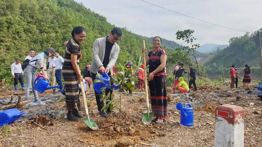 Đại diện Trung tâm Truyền thông TN&MT trồng cây cùng đồng bào dân tộc Cơtu.