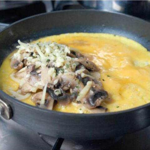 Bất ngờ với độ thơm ngon của trứng chiên nấm ảnh 3 Bước 3