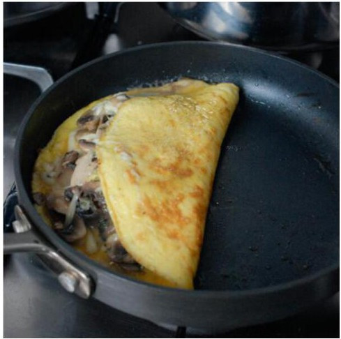 Bất ngờ với độ thơm ngon của trứng chiên nấm ảnh 4 Bước 4