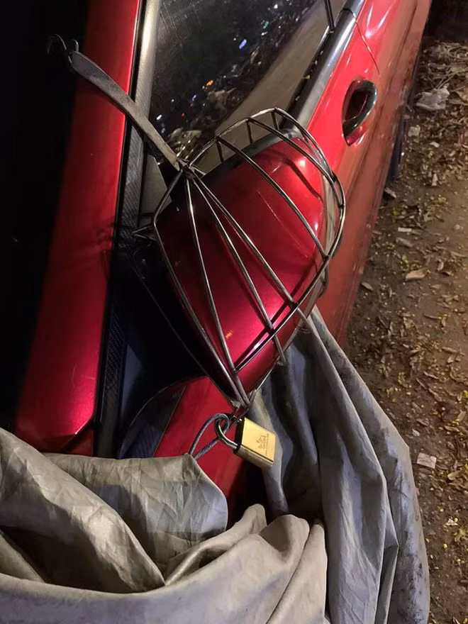 Nhà giàu cũng khổ, hình ảnh chủ ô tô bảo vệ gương khiến ai cũng bật cười - Ảnh 1.