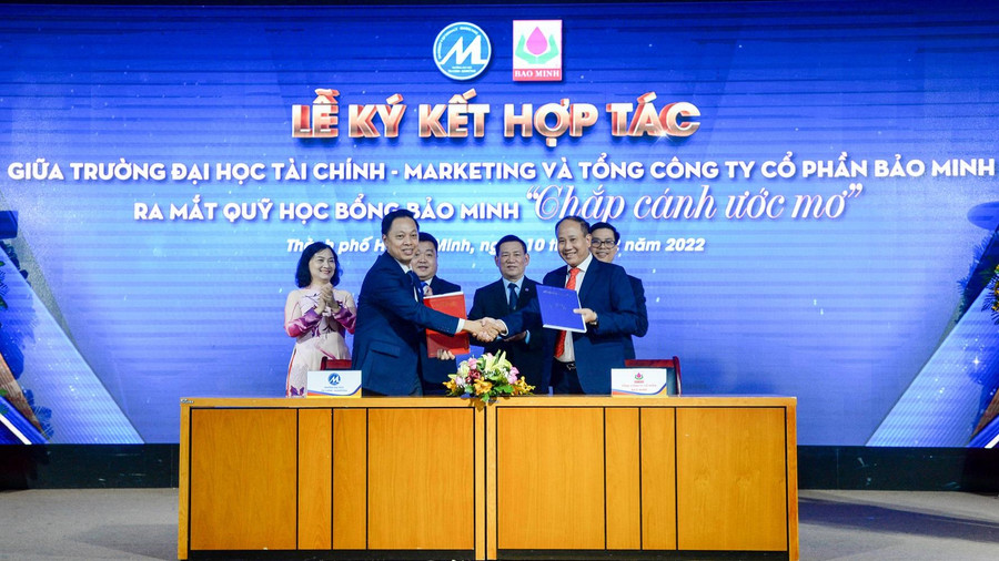 Hai bên thực hiện nghi thức ký kết hợp tác dưới sự chứng kiến của Bộ trưởng Bộ Tài chính. Hai bên thực hiện nghi thức ký kết hợp tác dưới sự chứng kiến của Bộ trưởng Bộ Tài chính.