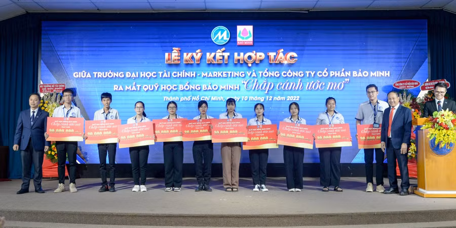 Trao học bổng Bảo Minh cho sinh viên.
