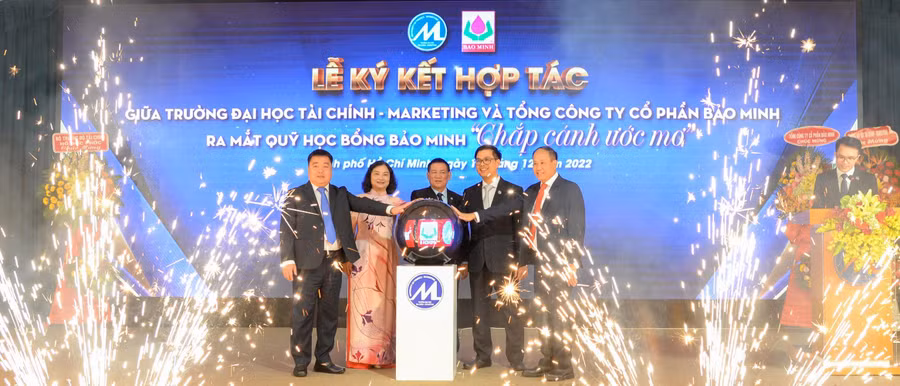 Đại diện Ban giám hiệu UFM và Tổng công ty CP Bảo Minh ấn nút ra mắt Quỹ học bổng Bảo Minh.