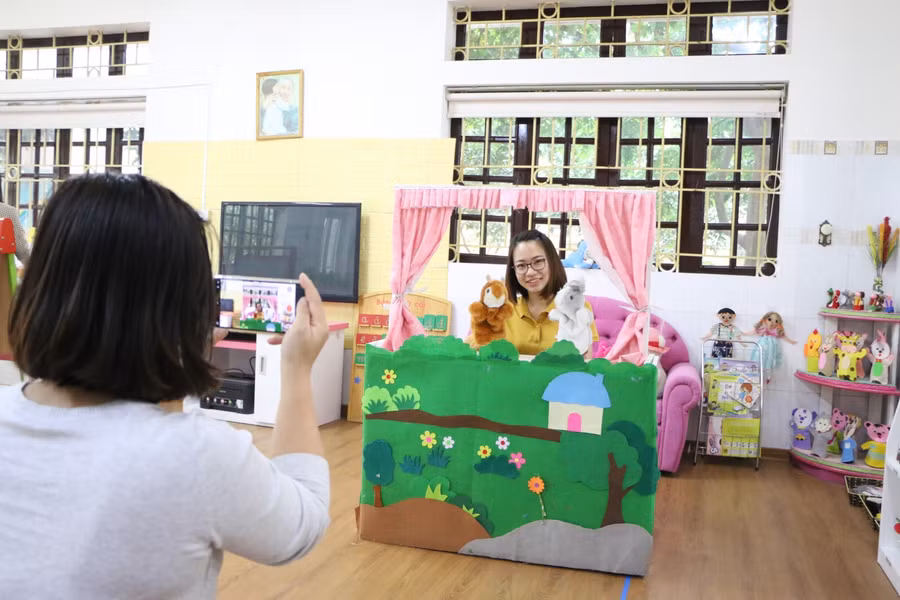 Giáo viên Trường Mầm non Yên Sở, huyện Hoài Đức quay video bài giảng hướng dẫn trẻ học tại nhà trong thời gian nghỉ dịch. 