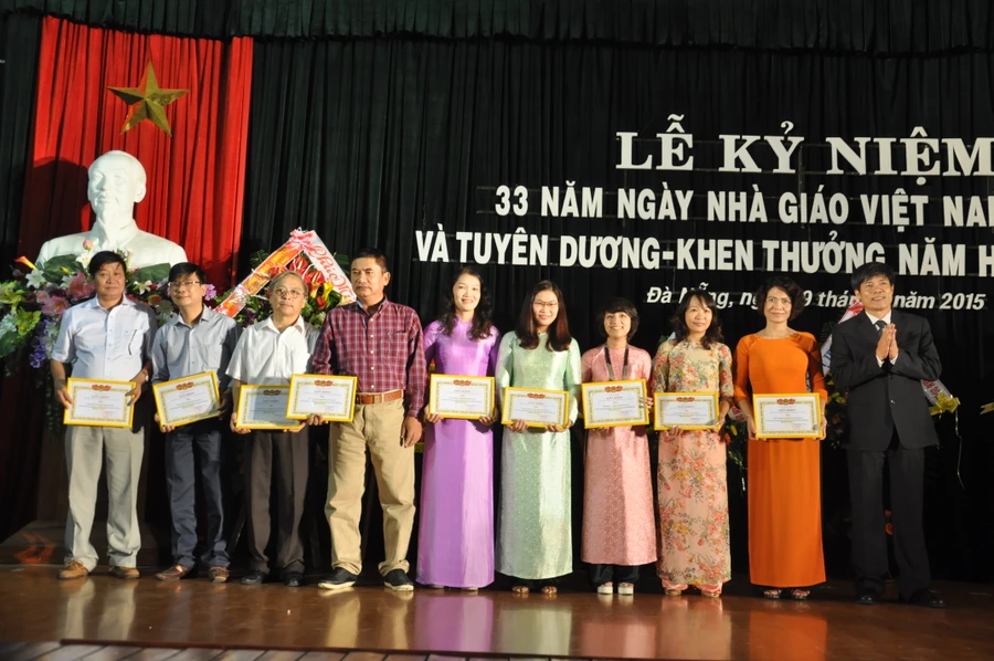 Vinh danh và khen thưởng các giáo viên có nhiều thành tích cao trong giảng dạy và bồi dưỡng học sinh giỏi.