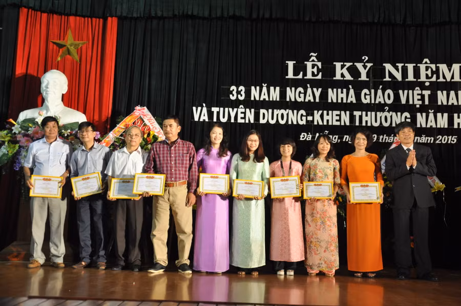 Vinh danh và khen thưởng các giáo viên có nhiều thành tích cao trong giảng dạy và bồi dưỡng học sinh giỏi.