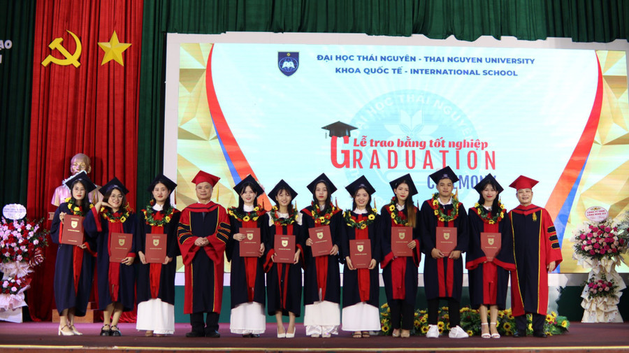 PGS.TS Trần Thanh Vân – Phó Giám đốc Đại học Thái Nguyên và TS. Hà Xuân Linh – Trưởng khoa Khoa Quốc tế trao bằng cho các tân cử nhân. PGS.TS Trần Thanh Vân – Phó Giám đốc Đại học Thái Nguyên và TS. Hà Xuân Linh – Trưởng khoa Khoa Quốc tế trao bằng cho các tân cử nhân.