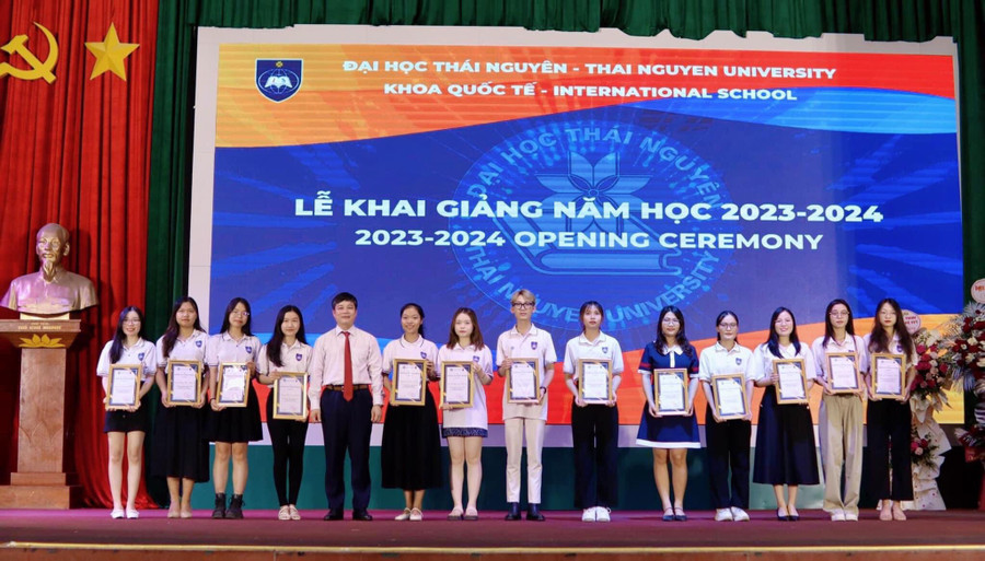Khoa Quốc tế trao học bổng cho các sinh viên có chứng chỉ IELTS từ 6.0. Khoa Quốc tế trao học bổng cho các sinh viên có chứng chỉ IELTS từ 6.0.
