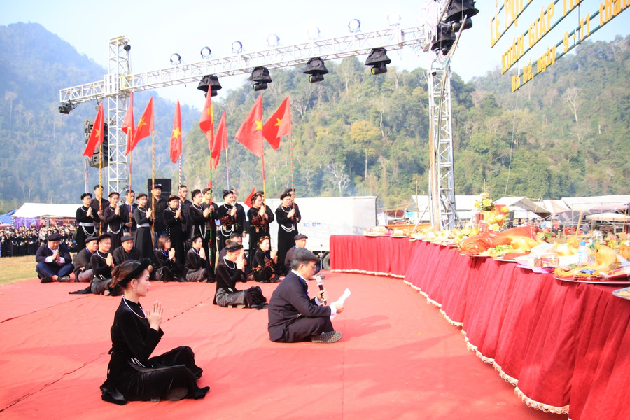 Đại diện Ban Tổ chức “Lễ hội Lồng tồng Ba Bể” xuân Giáp Thìn năm 2024 lên thắp hương, khấn lễ. (Ảnh: Báo Bắc Kạn).