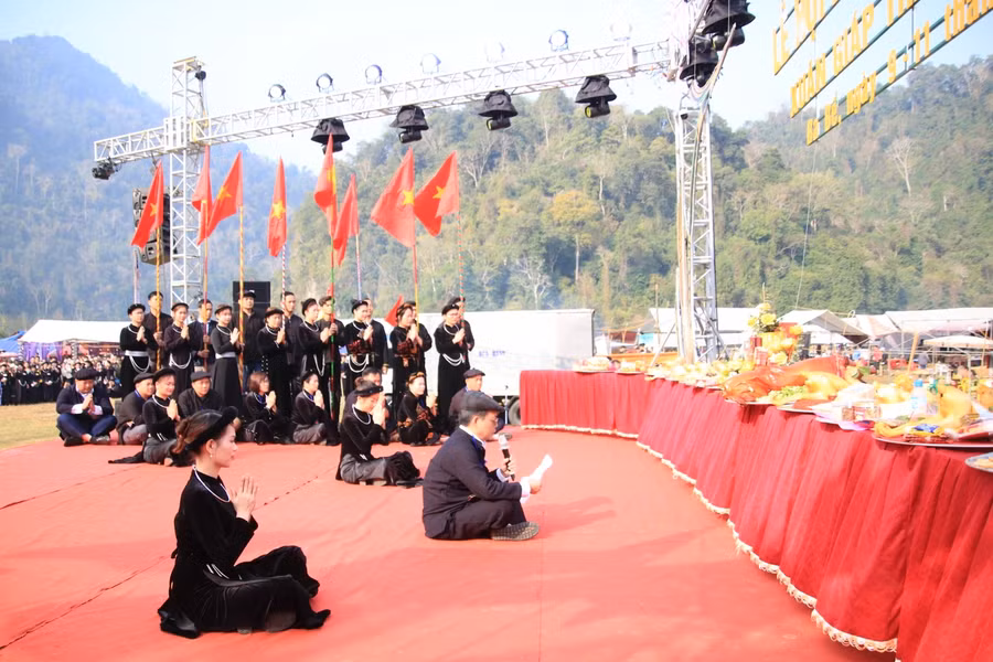 Đại diện Ban Tổ chức “Lễ hội Lồng tồng Ba Bể” xuân Giáp Thìn năm 2024 lên thắp hương, khấn lễ. (Ảnh: Báo Bắc Kạn).