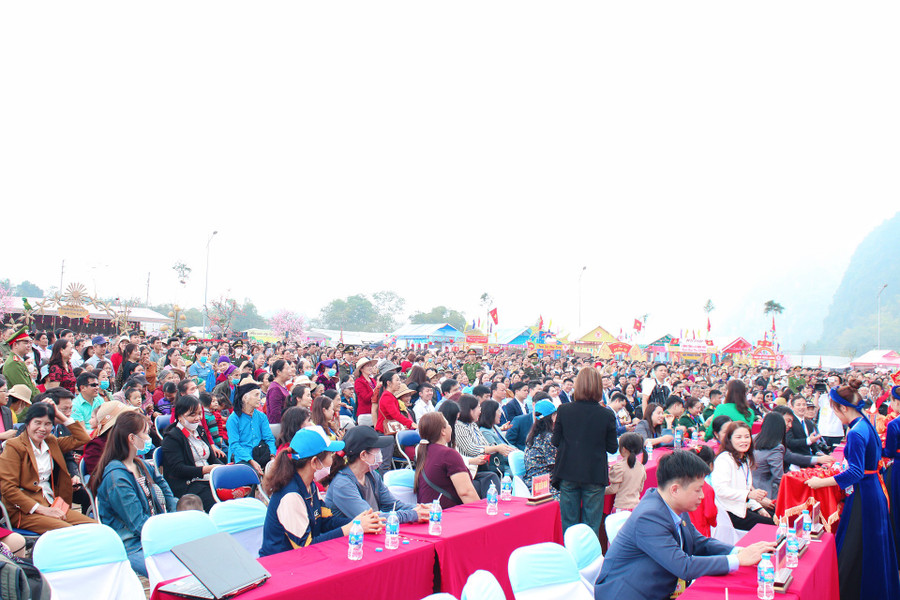 Đông đảo du khách thập phương về dự Lễ hội Lồng tồng ATK Định Hóa năm 2024.