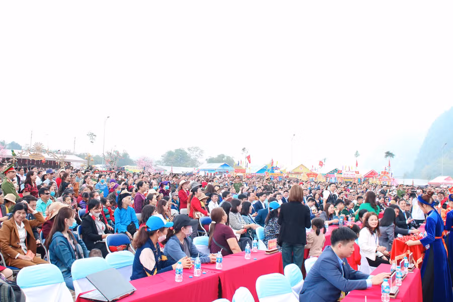 Đông đảo du khách thập phương về dự Lễ hội Lồng tồng ATK Định Hóa năm 2024.