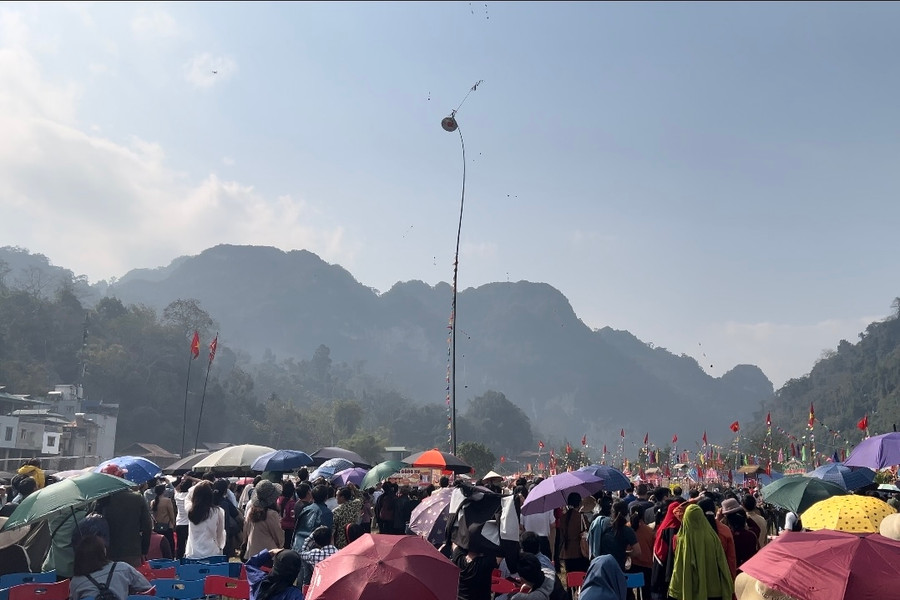 Du khách và người dân tỏ ra phấn khích khi tham gia trò chơi tung còn. (Ảnh: Báo Bắc Kạn).