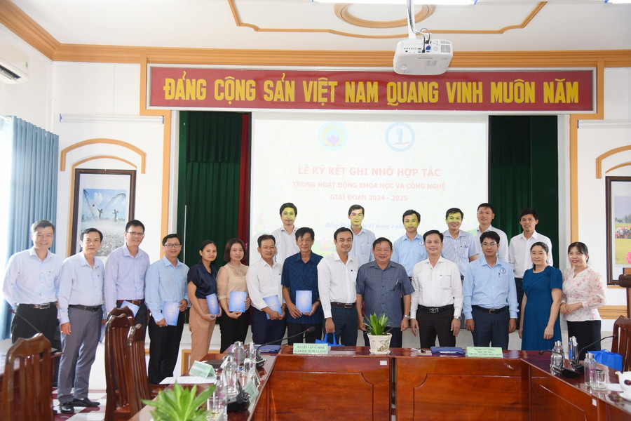 Các đại biểu chụp ảnh lưu niệm tại buổi lễ ký kết. Các đại biểu chụp ảnh lưu niệm tại buổi lễ ký kết.