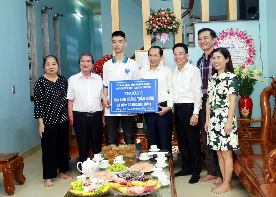 Hà Giang dành hơn 1,5 tỷ đồng hỗ trợ các cá nhân có thành tích xuất sắc năm 2023. (Nguồn: Báo Hà Giang)