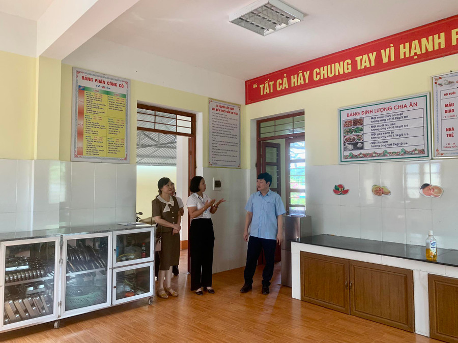 Lãnh đạo Sở GD&ĐT tỉnh Thái Nguyên kiểm tra cơ sở vật chất khu vực bếp ăn trường Mầm non Quy Kỳ, huyện Định Hoá. Lãnh đạo Sở GD&ĐT tỉnh Thái Nguyên kiểm tra cơ sở vật chất khu vực bếp ăn trường Mầm non Quy Kỳ, huyện Định Hoá.