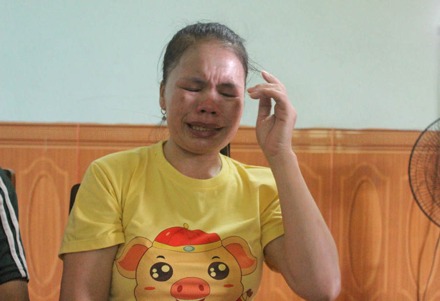 Bà Phạm Thị Hạnh nức nở khi tâm sự về gia cảnh. Ảnh: LT.