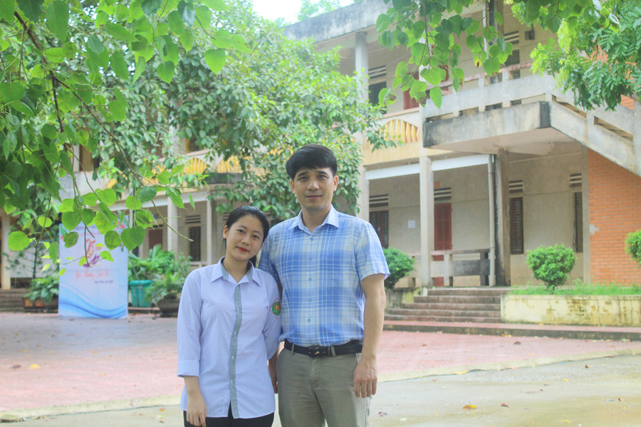 Gia Linh cùng thầy giáo chủ nhiệm Lê Hồng Ngọc, Trường THPT Thạch Thành 1. Ảnh: LT.