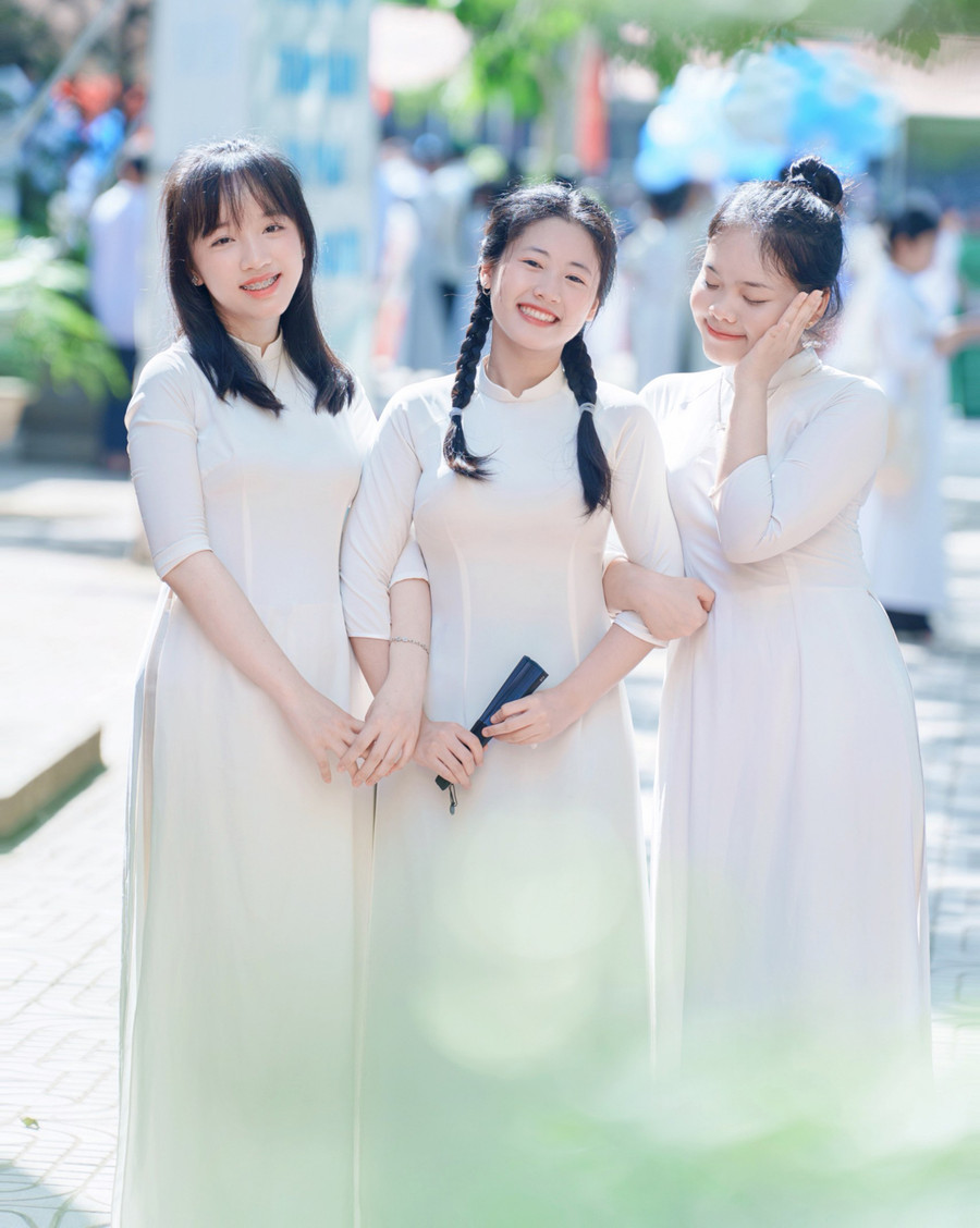 Gia Linh (ở giữa) cùng bạn học.