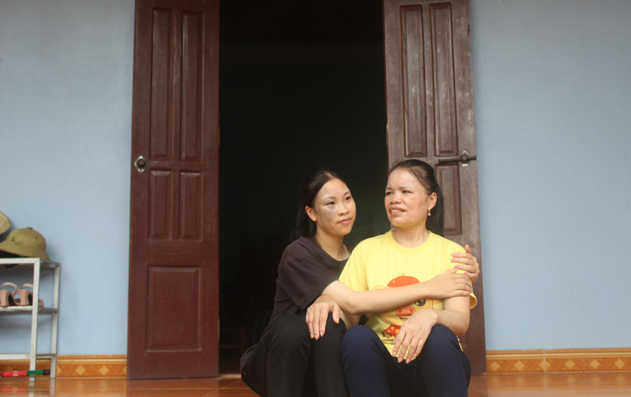 Hoa Mai và mẹ. Ảnh: LT.