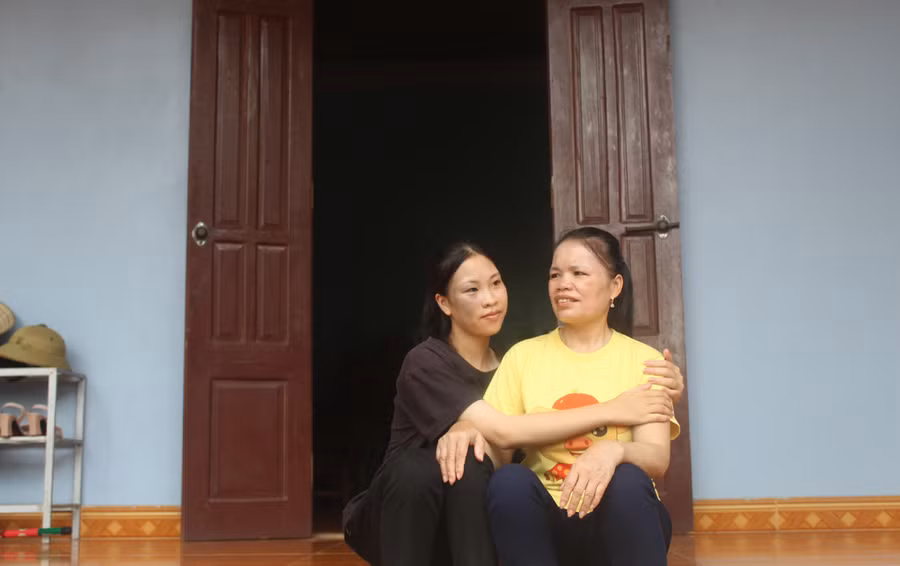 Hoa Mai và mẹ. Ảnh: LT.