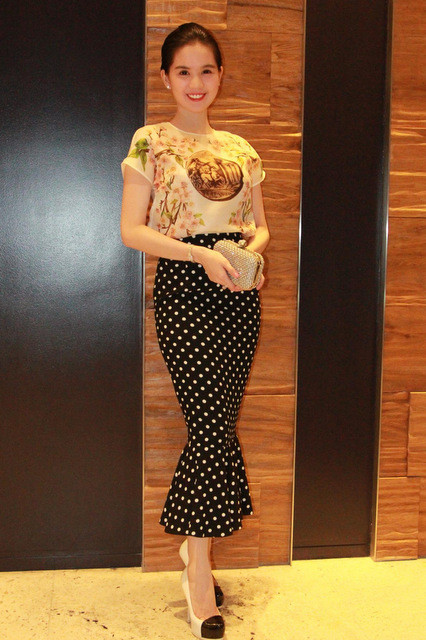 Ngọc Trinh với chân váy nhái do cô tự may lại Ngọc Trinh với chân váy nhái do cô tự may lại