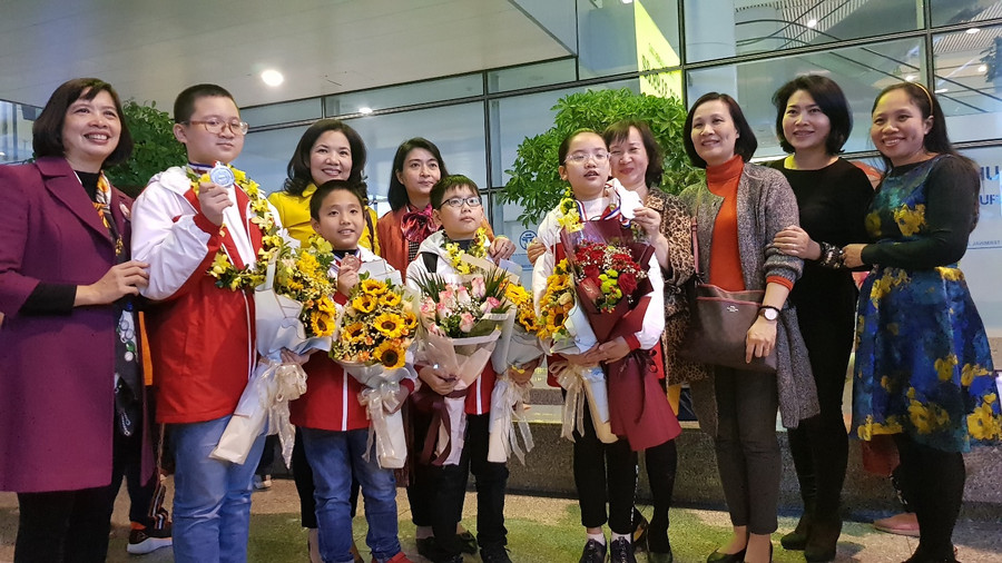 Cô giáo Phan Thị Thắng cùng Ban Giám hiệu nhà trường và cô giáo chủ nhiệm chúc mừng các em học sinh.