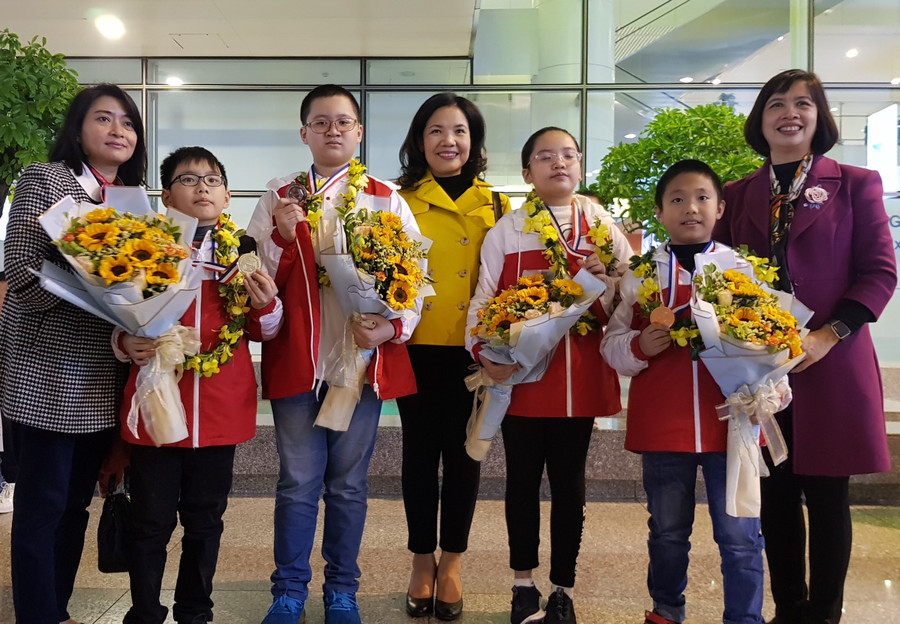 Cô giáo Phan Thị Thắng cùng Ban Giám hiệu nhà trường đón các em học sinh tham dự kỳ thi tại sân bay.