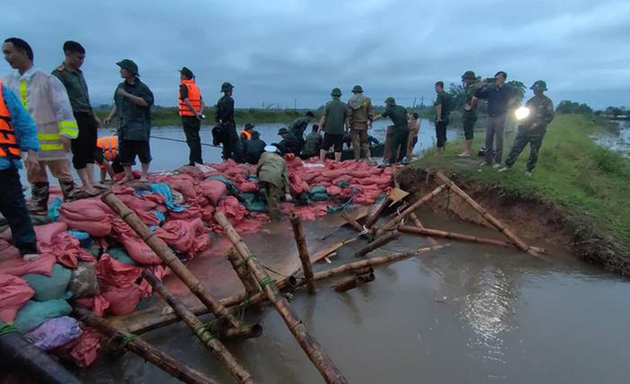 Đến sáng nay, khu vực đê bị vỡ đã được khắc phục. Đến sáng nay, khu vực đê bị vỡ đã được khắc phục.