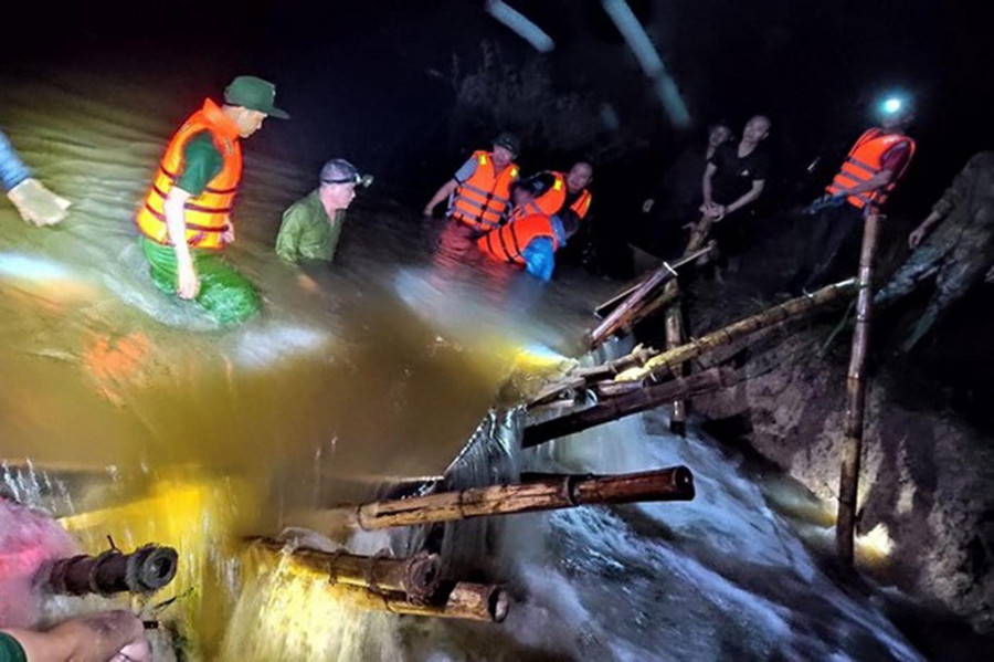 Tuyến đê bị vỡ hơn 5m khiến nước chảy tràn qua. Tuyến đê bị vỡ hơn 5m khiến nước chảy tràn qua.