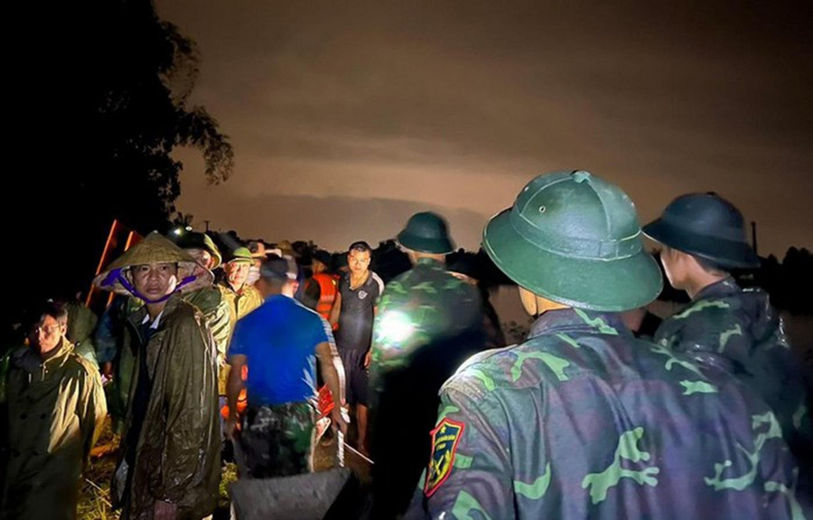 Hàng trăm cán bộ, chiến sĩ và người dân ra hộ đê tại xã Hưng Đạo, huyện Hưng Nguyên. Hàng trăm cán bộ, chiến sĩ và người dân ra hộ đê tại xã Hưng Đạo, huyện Hưng Nguyên.