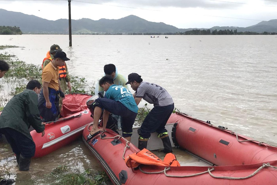 Lực lượng cứu nạn, cứu hộ tìm kiếm anh T. bị mất tích do lật thuyền khi đi đánh cá. Lực lượng cứu nạn, cứu hộ tìm kiếm anh T. bị mất tích do lật thuyền khi đi đánh cá.