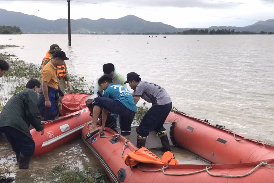 Lực lượng cứu nạn, cứu hộ tìm kiếm anh T. bị mất tích do lật thuyền khi đi đánh cá.