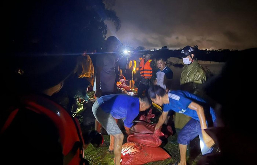 Người dân đắp hàng nghìn bao cát để vá đê. Người dân đắp hàng nghìn bao cát để vá đê.