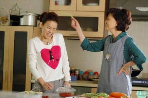 Dâu tái mặt khi mẹ chồng suốt ngày nhiếc móc thông gia
