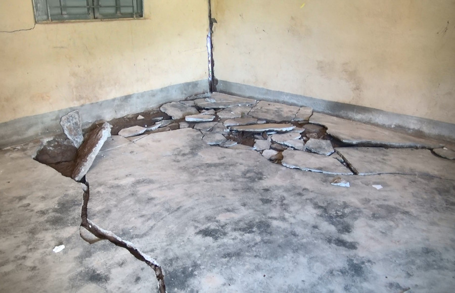 Phòng học bị hiện tượng sụt lún địa chất gây hư hỏng Phòng học bị hiện tượng sụt lún địa chất gây hư hỏng
