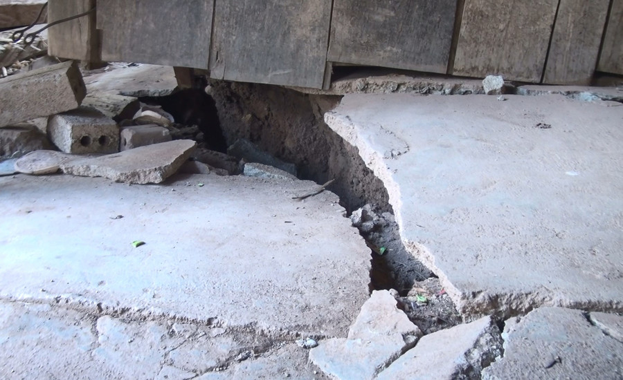 Xuất hiện nhiều vết nứt lớn, nguy cơ mất an toàn đối với các hộ dân Xuất hiện nhiều vết nứt lớn, nguy cơ mất an toàn đối với các hộ dân