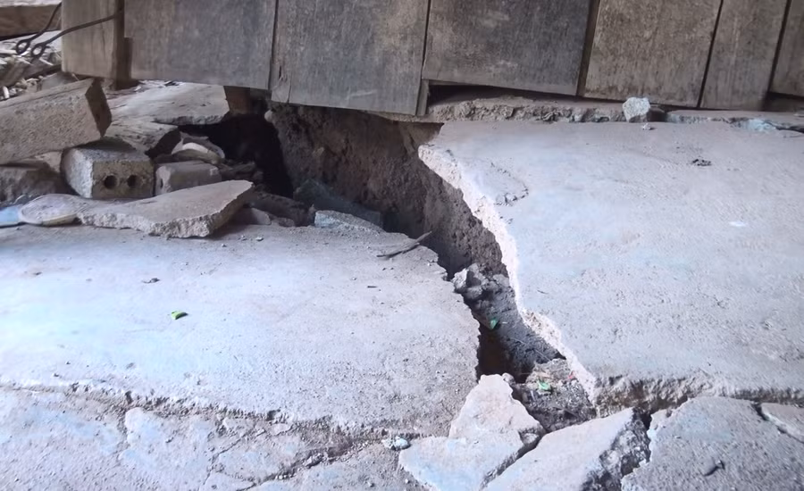 Xuất hiện nhiều vết nứt lớn, nguy cơ mất an toàn đối với các hộ dân