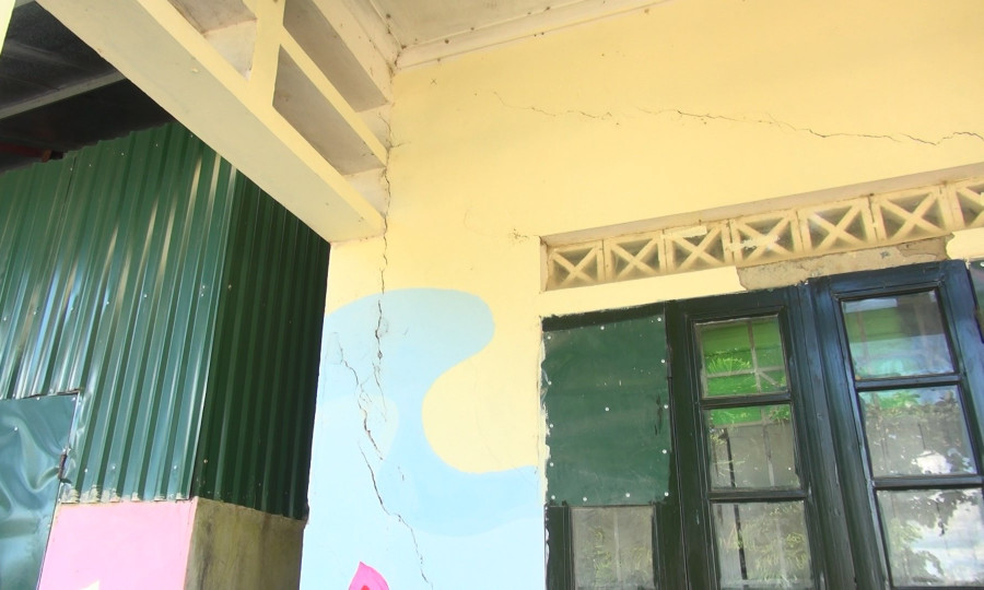 Xuất hiện nhiều vết rạn chân chim, đe doạ sự an toàn của 457 học sinh và cán bộ giáo viên trường Tiểu học Tìa Dình Xuất hiện nhiều vết rạn chân chim, đe doạ sự an toàn của 457 học sinh và cán bộ giáo viên trường Tiểu học Tìa Dình