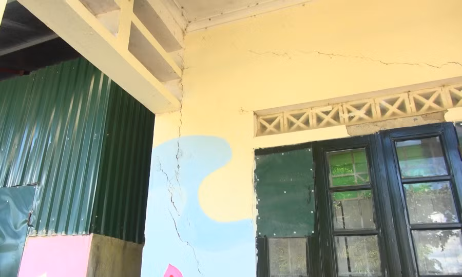 Xuất hiện nhiều vết rạn chân chim, đe doạ sự an toàn của 457 học sinh và cán bộ giáo viên trường Tiểu học Tìa Dình