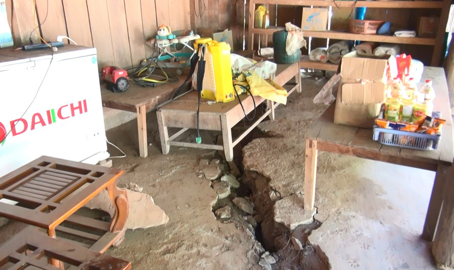 Xuất hiện nhiều vết nứt lớn ở nhà dân Xuất hiện nhiều vết nứt lớn ở nhà dân