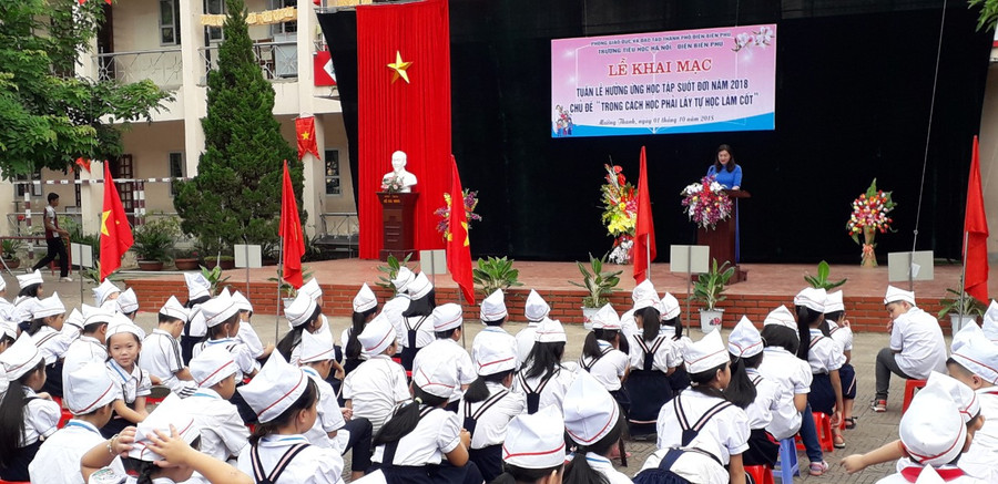 Cô giáo Nguyễn Thị Hồng Hoàn, Hiệu trưởng trường TH HN-ĐBP đọc diễn văn khai mạc