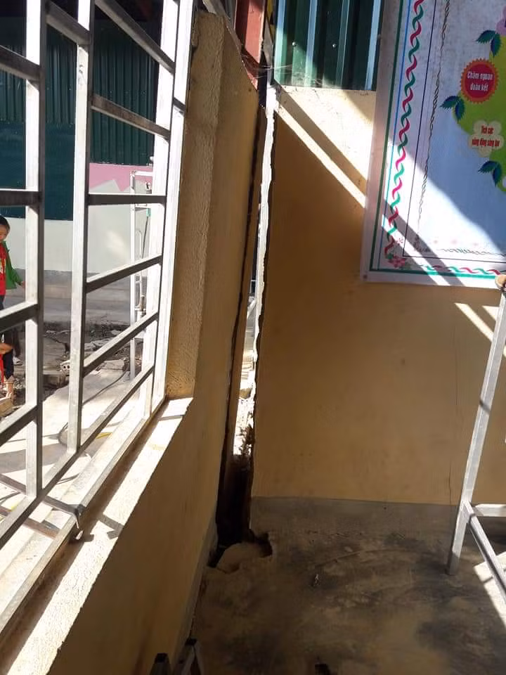 Sự cố sụt, lún gây nứt toác tường của lớp học