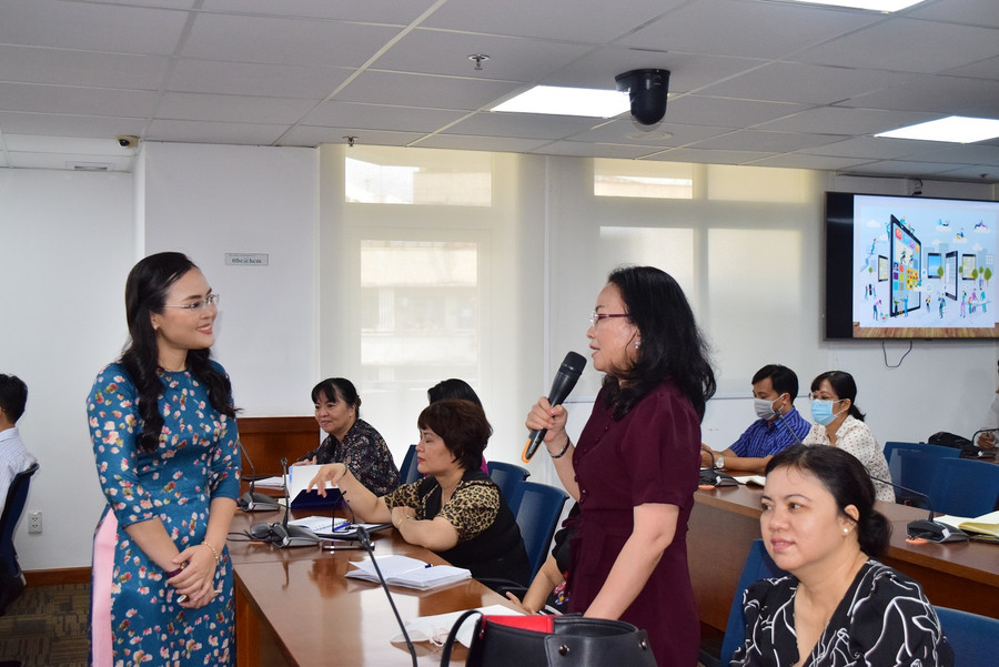 Th.S Nguyễn Thị Bích Ngọc, Trưởng Ban Truyền thông Trường ĐH Quốc tế - ĐHQG TPHCM (trái) trao đổi với cán bộ quản lý tại chương trình. Th.S Nguyễn Thị Bích Ngọc, Trưởng Ban Truyền thông Trường ĐH Quốc tế - ĐHQG TPHCM (trái) trao đổi với cán bộ quản lý tại chương trình.