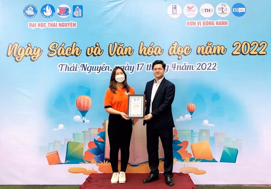 CLB Sách và hành động Trường Đại học Kỹ thuật Công nghiệp đoạt giải nhất cuộc thi xếp sách do Đại học Thái Nguyên tổ chức.
